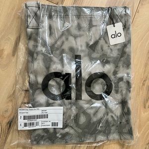 Nwt alo yoga tote